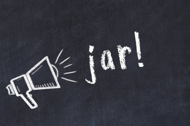 Hoparlör ve yazıt kavanozu çizilmiş siyah karatahta