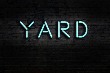 Geceleri duvarda neon levhası var. Yazı deposu