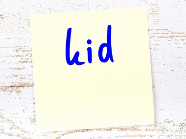 Tahta duvardaki sarı yapışkan notta el yazısıyla yazılmış çocuk yazıyor.