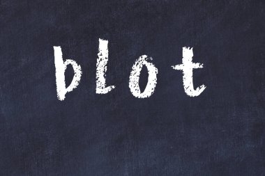 Siyah masanın üzerine elle yazılmış tebeşir lekesi.