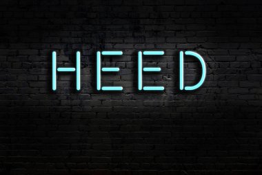 Üzerinde yazı olan neon levhası tuğla duvara dikkat et. Gece görünümü