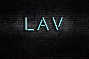 Geceleri duvarda neon levhası var. Yazı lavı