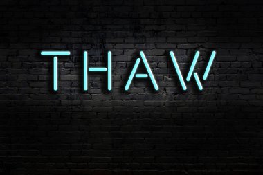 Geceleri duvarda neon levhası var. Yazı eridi.