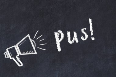 Üzerinde hoparlör ve iltihap olan siyah karatahta.