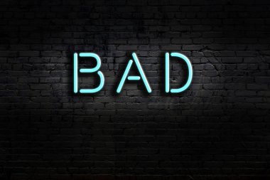 Geceleri duvarda neon levhası var. Yazı kötü