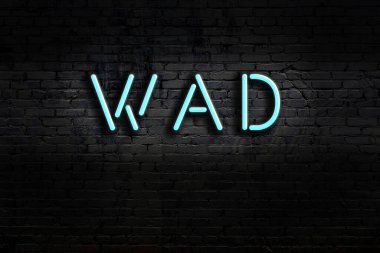 Geceleri duvarda neon levhası var. Yazı tomarı