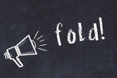 Hoparlörün tebeşir çizimi ve siyah masanın üzerine el yazısıyla yazılmış yazı.