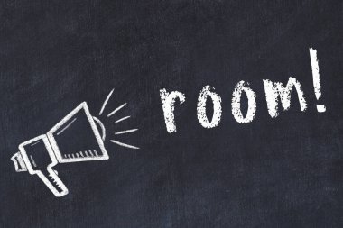 Hoparlör ve yazı odası çizimli siyah karatahta.