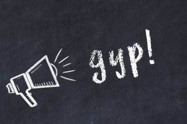 Hoparlör ve yazı çingenesi çizimli siyah karatahta