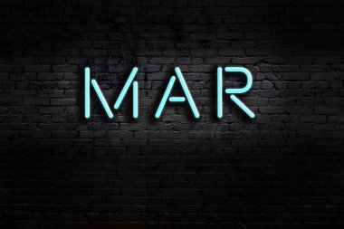 Duvara yazı yazan neon levhası. Gece görünümü