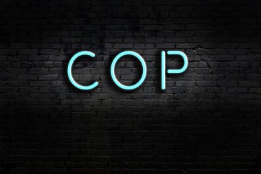 Geceleri duvarda neon levhası var. Yazıt polisi.