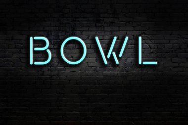 Geceleri duvarda neon levhası var. Yazı kâsesi.