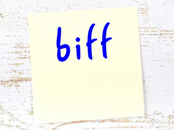 Έννοια Της Υπενθύμισης Για Biff Κίτρινο Κολλώδες Φύλλο Χαρτιού Ξύλινο — Φωτογραφία Αρχείου