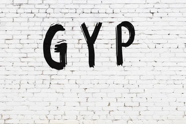 Επιγραφή Gyp Γραμμένο Μαύρη Μπογιά Λευκό Τοίχο Από Τούβλα — Φωτογραφία Αρχείου