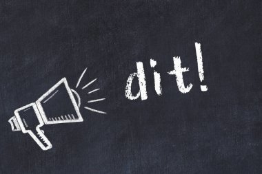 Hoparlörün tebeşir çizimi ve siyah masanın üzerine el yazısıyla yazılmış yazı.