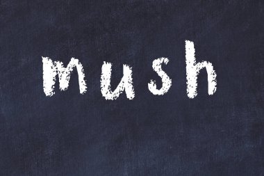 Siyah masanın üzerine elle yazılmış tebeşir yazıları.