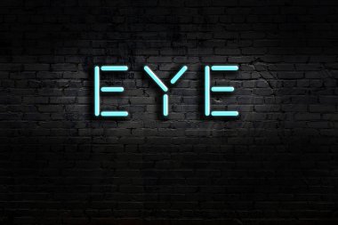 Duvara yazı yazan neon tabela. Gece görünümü