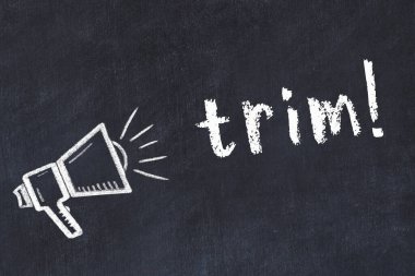 Hoparlör çizimi ve yazı tahtasıyla siyah karatahta