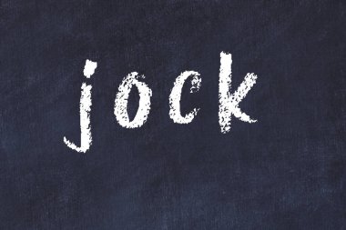 Tebeşir el yazısıyla siyah masanın üzerine kazınmış.