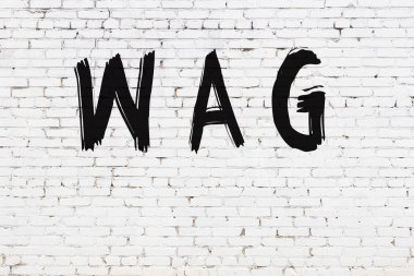 Yazılı beyaz tuğla duvar. Siyah boyalı el yazısı.