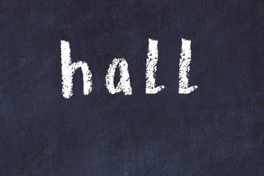 Tebeşir elle yazılmış yazı salonu siyah masanın üstünde.