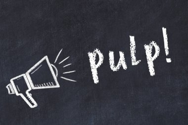 Hoparlör çizimi ve yazı posası olan siyah karatahta.