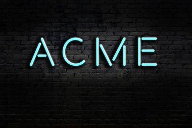 Duvara yazı yazan neon levhası. Gece görünümü