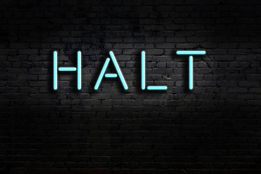 Geceleri duvarda neon levhası var. Yazı durdurma