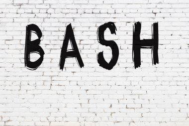 Yazılı beyaz tuğla duvar. Siyah boyayla yazılmış.