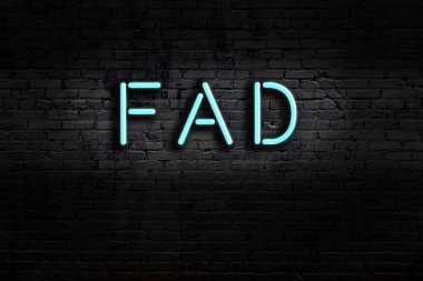 Geceleri duvarda neon levhası var. Yazı modası