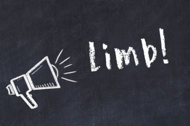 Hoparlörün tebeşir çizimi ve siyah masanın üzerine el yazısıyla yazılmış yazması.