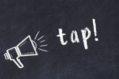 Hoparlör çizimi ve yazıt musluğu olan siyah karatahta