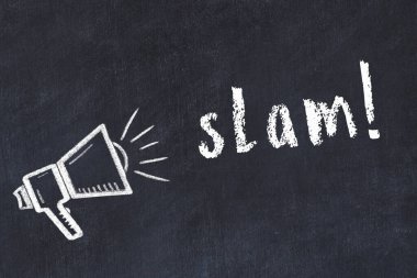 Hoparlörün tebeşir çizimi ve siyah masaya el yazısıyla yazılmış yazı.