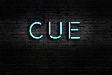 Geceleri duvarda neon levhası var. Yazı işareti