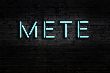 Duvara yazı kazınmış neon levhası. Gece görünümü