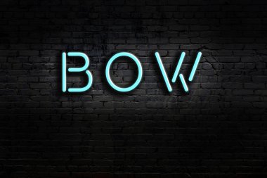 Geceleri duvarda neon levhası var. Yazı yayı