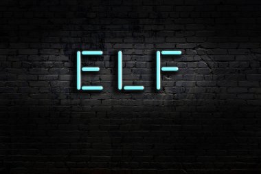 Duvara yazılı bir elf yazılı neon levhası. Gece görünümü