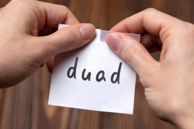 Duad iptal ediliyor. El yazısıyla yazılmış bir kağıdın elleri yırtılıyor..