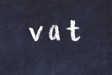 Tebeşir elle yazılmış bir yazıt fıçısı siyah masanın üzerinde.