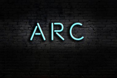 Geceleri duvarda neon levhası var. Yazı yayı