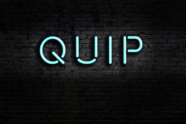 Duvara yazı yazan neon levhası. Gece görünümü