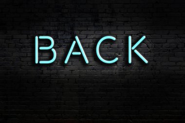 Duvara yazı kazınmış neon levhası. Gece görünümü