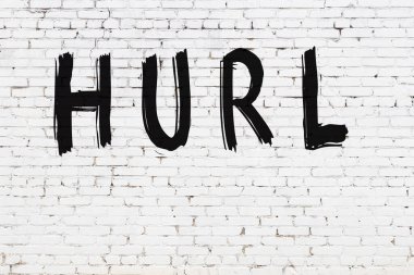 Yazılı beyaz tuğla duvar. Siyah boyayla yazılmış el yazısı.