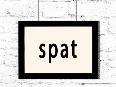 Siyah ahşap çerçeve ve beyaz tuğla duvara tükürük. 