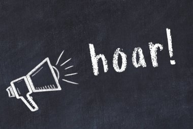 Hoparlör çizimi ve yazı tahtasıyla siyah karatahta