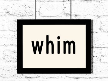 Beyaz tuğla duvarda asılı siyah ahşap çerçeve. 