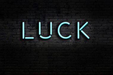 Duvara yazı kazınmış neon levhası. Gece görünümü