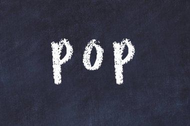 Tebeşir elle yazılmış yazı siyah masaya konur.