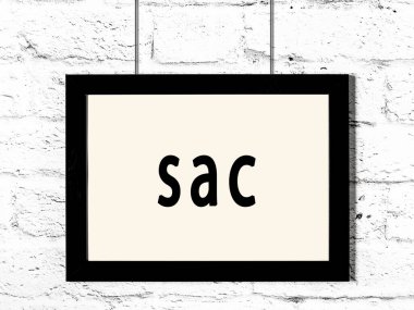 Beyaz tuğla duvara asılı siyah ahşap çerçeve. 