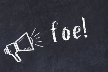 Hoparlör çizimi ve yazıt düşmanı olan siyah karatahta